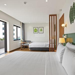 河内22Land Classic Suites的卧室配有白色的床和桌子