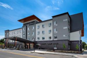 拉夫兰TownePlace Suites by Marriott Loveland Fort Collins的街道上酒店 ⁇ 染