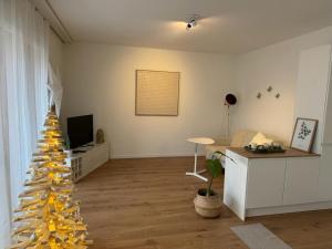 EcublensAppartement calme et lumineux de 2,5 pces proche Lausanne的一间客厅,客厅里放着圣诞树