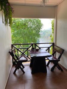 塞友塞友河之家酒店的河景阳台配有桌椅