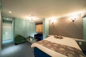神户ホテル リベラル 男塾ホテルグループ的酒店客房配有一张床铺和一张桌子。