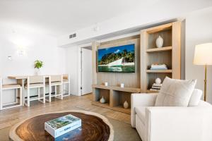 迈阿密海滩Luxurious Private Condo at 1 Hotel & Homes -1045的客厅配有白色的沙发和桌子