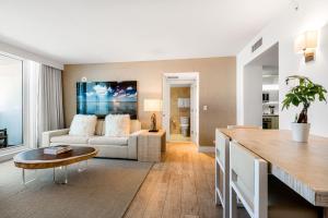 迈阿密海滩Luxurious Private Condo at 1 Hotel & Homes -1045的客厅配有沙发和桌子
