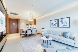 迪拜FAM Living - Burj Khalifa Bliss: Address Opera Modern 2BR的客厅配有沙发和桌子