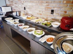 首尔Jamsil 2.4 Hotel的包含许多食物的自助餐