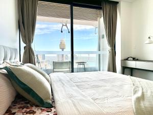 悉尼Heart of Sydney CBD Air-Con的一间卧室设有一张床和一个大窗户