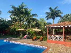 圣多美Vila Marilyn的一个带游泳池和凉亭的度假胜地