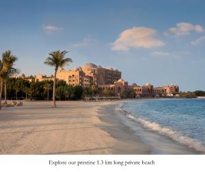 阿布扎比Emirates Palace Mandarin Oriental, Abu Dhabi的享有海滩美景,以度假村为背景