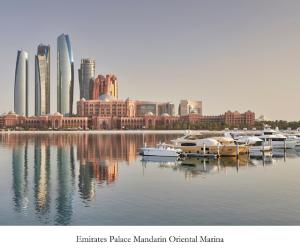 阿布扎比Emirates Palace Mandarin Oriental, Abu Dhabi的水面上乘船的城市景观