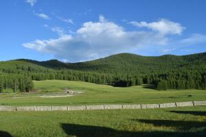 乌兰巴托Wonder Mongolia Guesthouse and Tour Operator LLC的山地的围栏