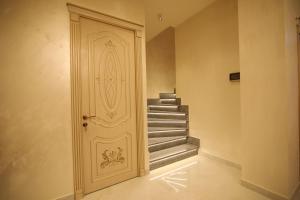 塞凡LOUVRE HOME的走廊上设有楼梯的门