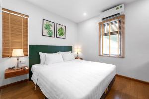 河内22Land Classic Suites的卧室设有一张白色大床和一扇窗户。
