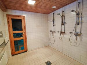 YläkoliKolin Runo的带淋浴的浴室和玻璃门