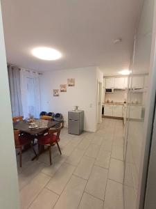 阿沙芬堡Apartment/Wohnung direkt in Aschaffenburg的一间带桌椅的客厅和一间厨房