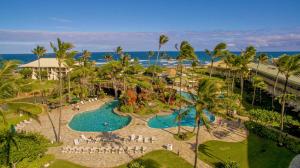 利胡埃OUTRIGGER Kaua'i Beach Resort & Spa的享有带游泳池的度假村的空中景致