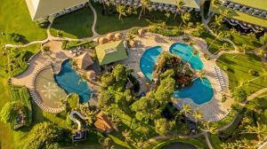 利胡埃OUTRIGGER Kaua'i Beach Resort & Spa的享有带2个游泳池的度假村的顶部景致