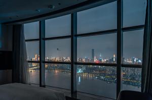 武汉武汉襄投万豪酒店的从卧室的窗户可欣赏到城市天际线的景色