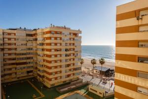 加的斯Casa Ros-PLAYA free parking by Cadiz4Rentals的享有大楼和海滩的空中景致