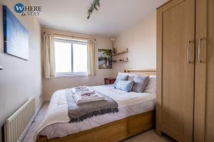 阿伯丁Warm 3 bed Apartment Aberdeen的一间卧室设有一张大床和窗户