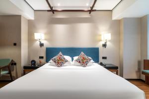 上海上海中星君亭酒店的卧室配有一张带两个枕头的大白色床