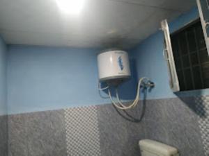 锡尔杰尔Sewak Lodge Silchar的带淋浴的浴室和卫生间