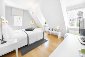 代德斯海姆凯特绍尔霍夫酒店的白色卧室配有床和书桌