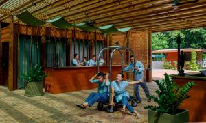 暹粒Angkor Grace Residence & Wellness Resort的一群站在房间里的人
