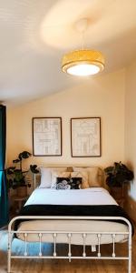普瓦捷La Green Room的一间卧室配有一张床和一个吊灯