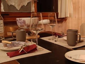 达沃斯Chalet M的一张桌子,上面有酒杯和盘子