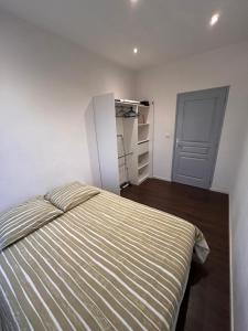 米卢斯# Le 11 # Joli F2 rénové, centre的一间卧室配有一张床和一个开放式衣柜