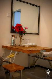 Arcadea Eco Lodge的一张桌子,上面有镜子和花瓶