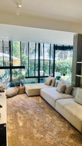 格勒姆Deluxe Garden Apartment at Marea Resort的大型客厅配有大型白色沙发