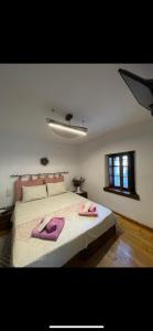 波尔塔里亚Αrchontiko Tis Marios的一间卧室配有一张大床和两张浴袍