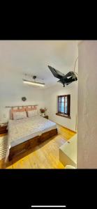 波尔塔里亚Αrchontiko Tis Marios的一间卧室设有一张带天花板的大床