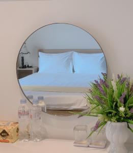 绥和市Apec mandala new Phú yên的一间卧室配有一张床和一张桌子上的镜子