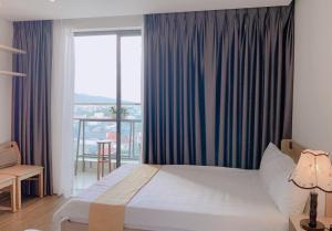 绥和市Apec mandala new Phú yên的酒店客房设有一张床和一个阳台。