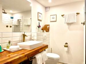 加尔加斯Le Mas de Caroline的白色的浴室设有水槽和卫生间。