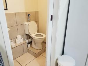 KingsboroughKiaatplace Holiday Apartment的一间小浴室,内设卫生间