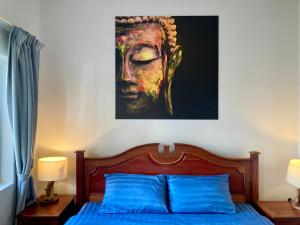 暹粒Lotus Haven Villa的一间卧室配有一张壁画床