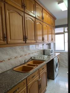 奥迪韦拉什K House的厨房配有水槽和洗衣机