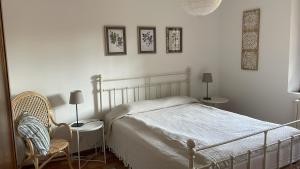 加尔加斯Le Mas de Caroline的一间卧室配有一张床、两把椅子和两盏灯。