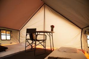萨瓦伊马多普尔Omak Tiger Seven的帐篷配有桌子和椅子