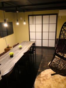 高山糸守公寓的一间会议室,配有长木桌子和椅子