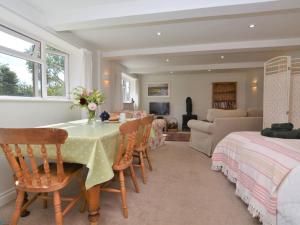 Stoke Abbott2 Bed in Beaminster 63136的一间带桌椅的用餐室