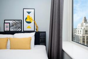 利物浦Staycity Aparthotels Liverpool Waterfront的一间卧室设有一张床和一个窗口