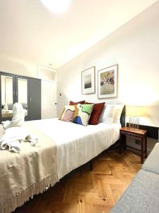 伦敦kings cross St Pancras luxury apt的卧室配有带枕头的大型白色床