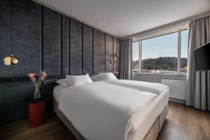卢布尔雅那Exe Lev的卧室设有一张白色大床和一扇窗户。