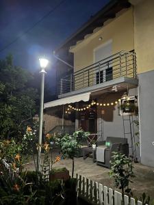 索科矿泉村Smeštaj Filipović的一间有街灯的房子,晚上设有阳台