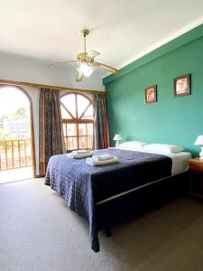 格塞尔镇Hotel Portofino by CPH的一间卧室配有一张蓝色墙壁的床和一扇窗户