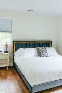 The Farm at Glenwood Mountain的卧室配有一张带白色床单的大床和窗户。